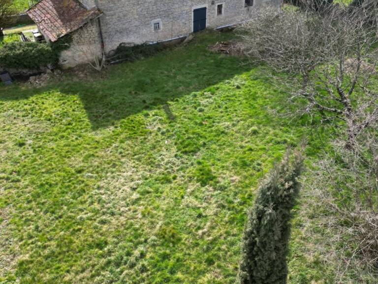 Terrain constructible de 1 168 m² en zone UB ? Hors lotissement — photo 1