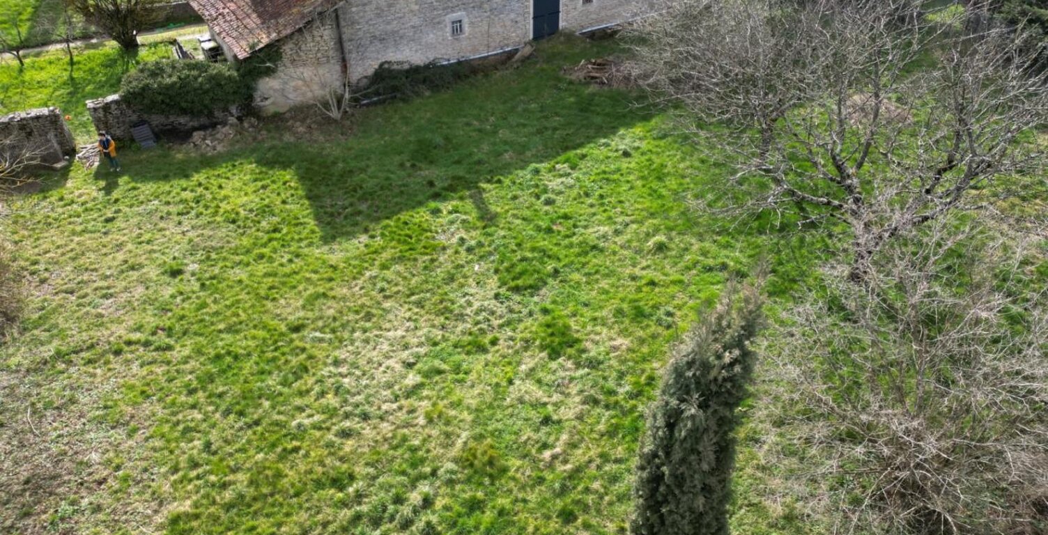 Terrain constructible de 1 168 m² en zone UB ? Hors lotissement — photo 1