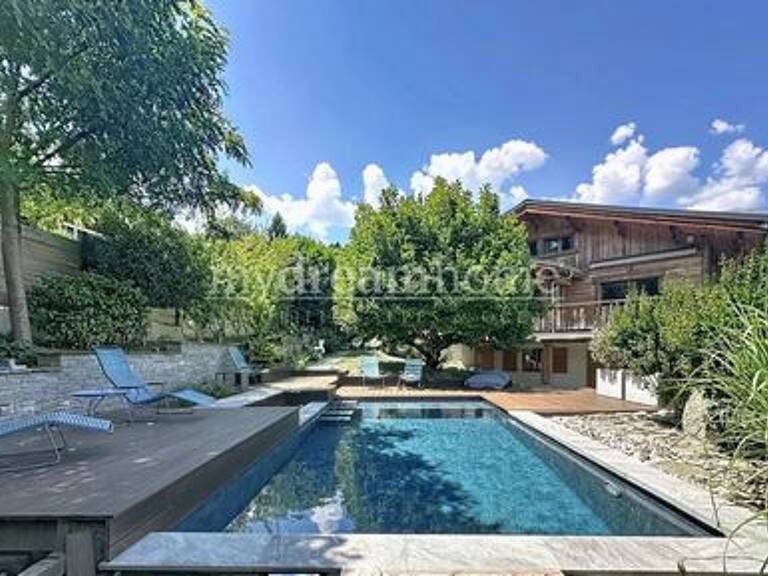 MAGNIFIQUE CHALET AVEC PISCINE VUE MONT BLANC A DE — photo 1
