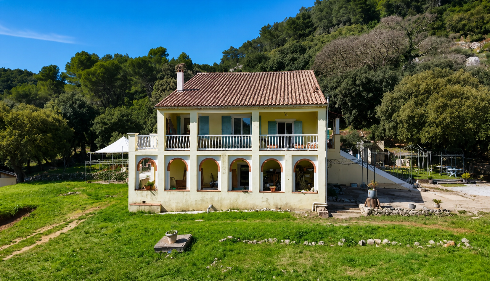 En exclusivité : Propriété d'env.390m2 composée de plusieurs appartements sur 7000 m2 de terrain.