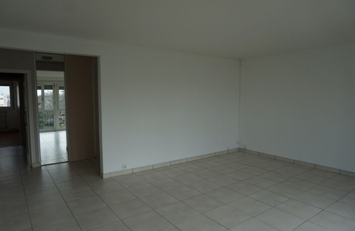 REIMS - RUE DE BEZANNES — photo 3