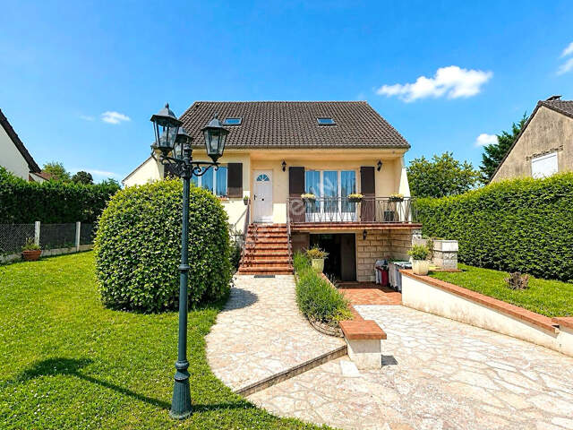 Maison 7 pièces à vendre à Mareil en France - 385 000  — photo du bien