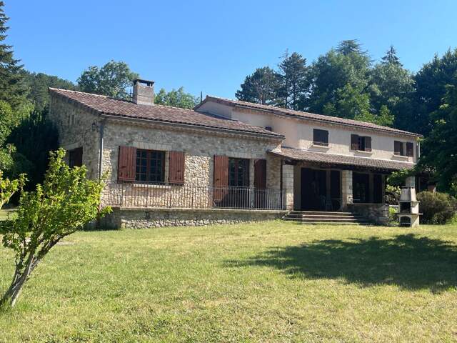 À seulement 1,5 km du centre de Dieulefit, découvrez cette spacieuse maison familiale avec grand terrain et fort potentiel d'aménagement — photo du bien