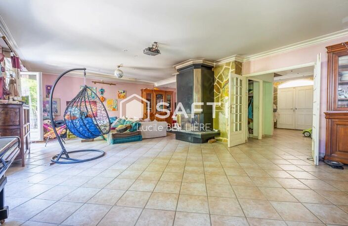 A GAGNY 93220 Maison de  202 m², 8 pièces, 5 chambres,  une cuisine fermée construite sur un terrain de 594m2 — photo 4