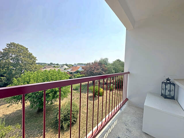 À LOUER   Appartement T4 de 75 m2 avec balcon, loggia et par — photo du bien