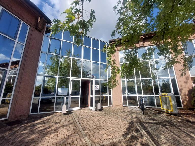 Bureaux climatisés 65 m2 avec parking à LIMAS - sortie A6 S — photo 1