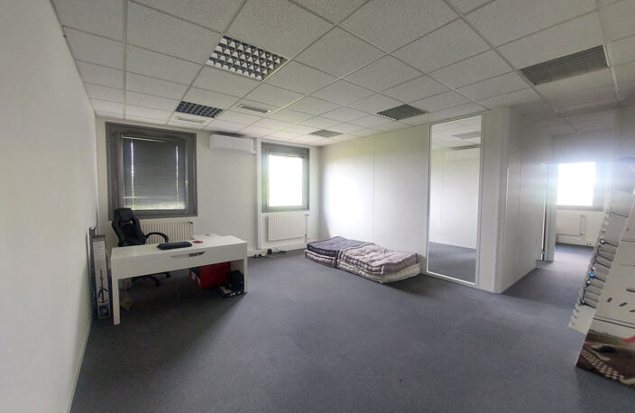 Bureaux climatisés 65 m2 avec parking à LIMAS - sortie A6 S — photo 2