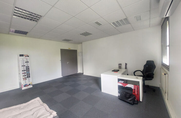 Bureaux climatisés 65 m2 avec parking à LIMAS - sortie A6 S — photo 3