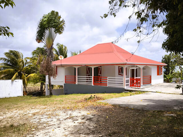 Maison 3 pièces avec grand jardin à Petit-Canal (Secteur Les — photo du bien