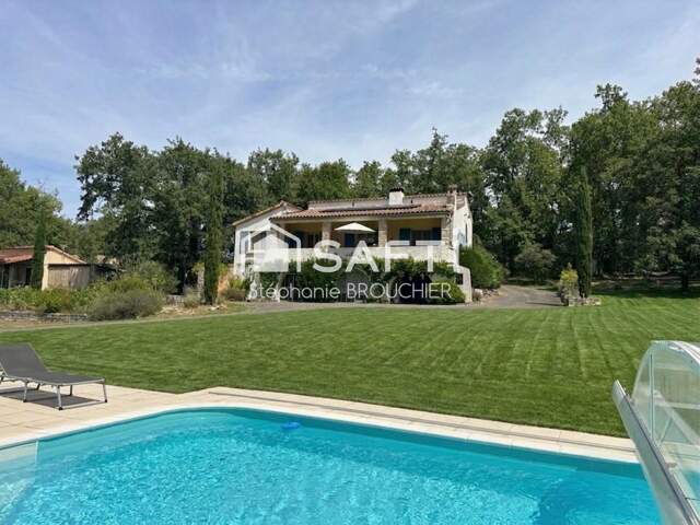 Maison sur un beau terrain avec piscine — photo du bien