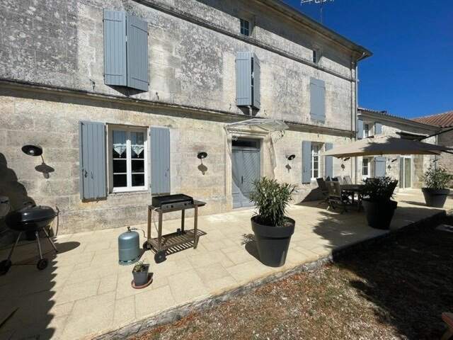 Propriété charentaise de caractère  Volumes exceptionnels  Terrain clos de murs  À 10 min d'Angoulême — photo du bien