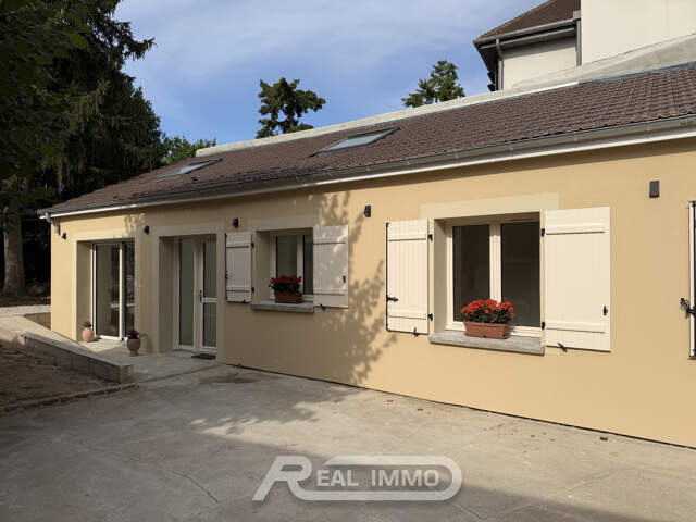 MAISON DE PLAIN-PIED AVEC TERRASSE, PARKINGS ET JARDIN — photo du bien