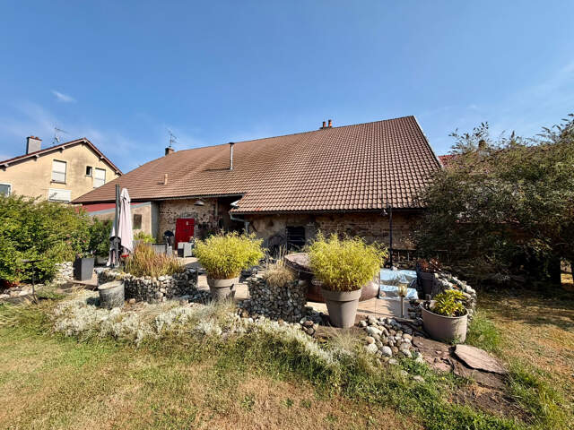 Vente charmante maison rénovée, mitoyenne, sur terrain de  2 — photo du bien