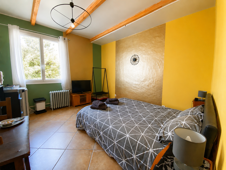 Signes :  En exclusivité : Propriété d'env.390m2 composée de plusieurs appartements sur 7000 m2 de terrain. — photo 1