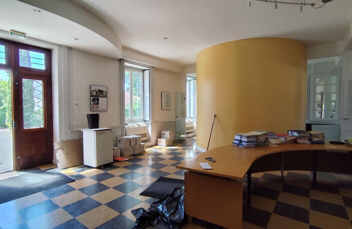 Bien Commercial À Louer  150 m² rdc + grande cave + parkings — photo 2