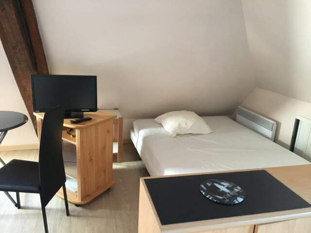 LOCATION STUDIO MEUBLE RIGNAC SANS FRAIS D'AGENCE — photo du bien