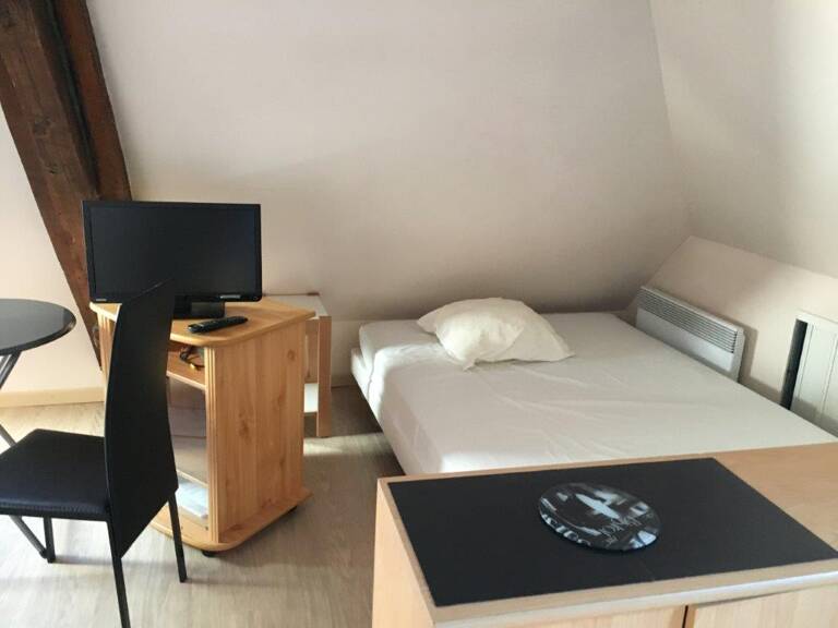 LOCATION STUDIO MEUBLE RIGNAC SANS FRAIS D'AGENCE — photo 1