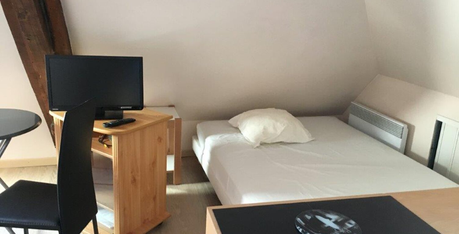 LOCATION STUDIO MEUBLE RIGNAC SANS FRAIS D'AGENCE — photo 1