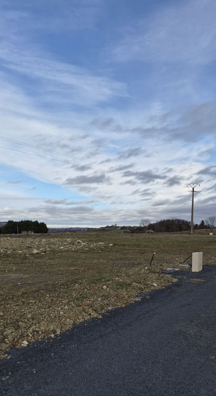 Terrain à bâtir de 787 m² à REIGNAT (63)