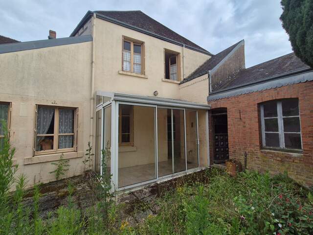 Indre (36) : maison de bourg à vendre 6 pièces de 156 m2 Véranda jardin clos et appartement supplémentaires ! — photo du bien