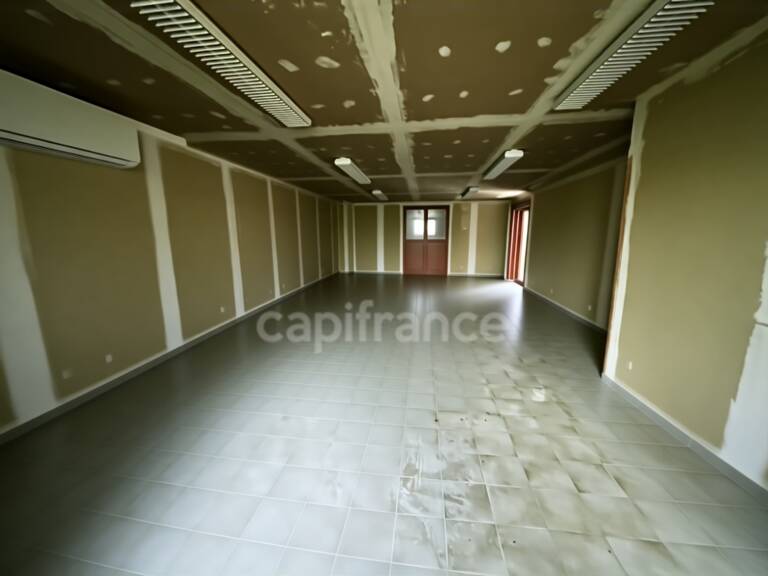 Dépôt / Local professionnel/ATELIER DE 171M2 – Roanne — photo 1