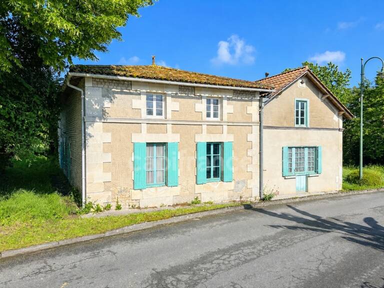 Certaines maisons séduisent par ce qu'elles sont, d'autres par tout ce qu'elles peuvent devenir - Vanzac (17) — photo 1
