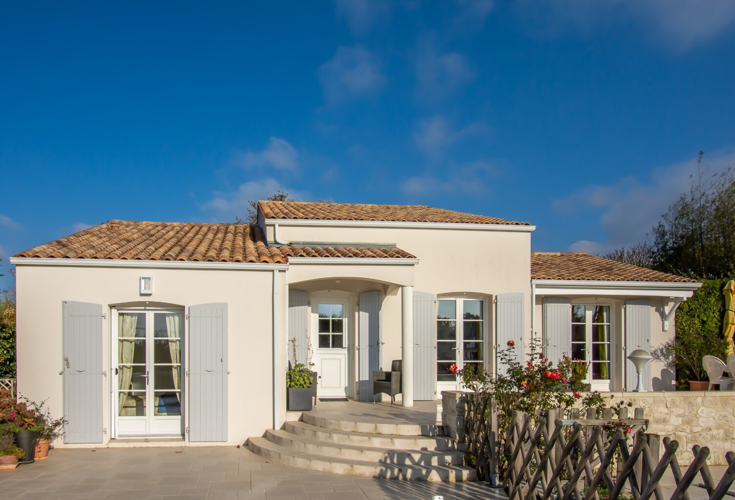 BREUILLET – VILLA AVEC PISCINE ET VUE PANORAMIQUE SUR LA CAMPAGNE — photo 1