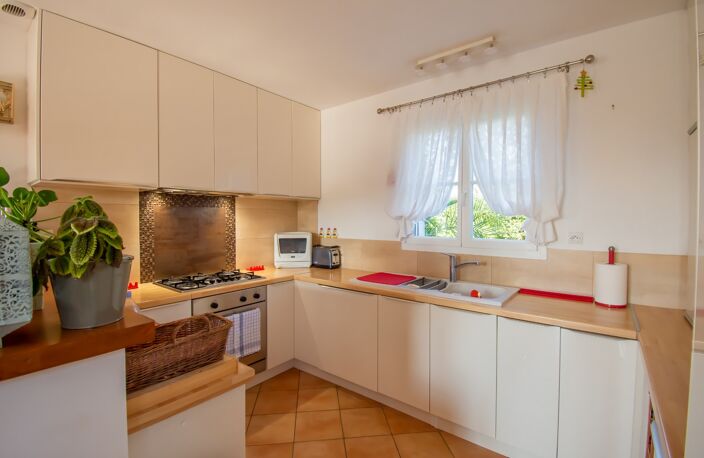 BREUILLET – VILLA AVEC PISCINE ET VUE PANORAMIQUE SUR LA CAMPAGNE — photo 4