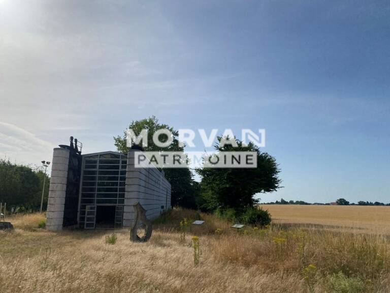 MAISON DU BAZOIS - BATIMENT SUR 2 NIVEAUX 294 m2 - Parking et terrain 4017 m2 — photo 1