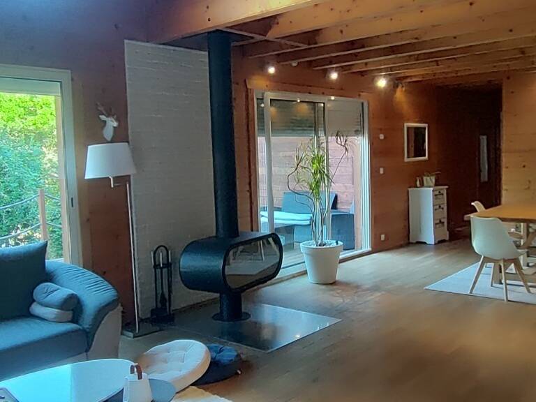 LALINDE SUPERBE ENSEMBLE IMMOBILIER RÉNOVÉ, SITUÉ DANS UN ENVIRONNEMENT AU CALME,  COMPRENANT UNE JOLIE MAISON BOIS DE 204 M² HABITABLES EN PARFAIT ETAT + 2 GITES DONT UN AVEC SPA PRIVÉ + PISCINE CARRELÉE ET CHAUFFÉE, TERRAIN SEMI-CLOS DE 5 593 M² ARBORÉ + UNE SURPRISE !. UNE CABANE PERCHÉE DANS LES ARBRES. — photo 1