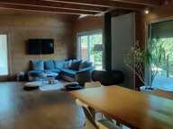 LALINDE SUPERBE ENSEMBLE IMMOBILIER RÉNOVÉ, SITUÉ DANS UN ENVIRONNEMENT AU CALME,  COMPRENANT UNE JOLIE MAISON BOIS DE 204 M² HABITABLES EN PARFAIT ETAT + 2 GITES DONT UN AVEC SPA PRIVÉ + PISCINE CARRELÉE ET CHAUFFÉE, TERRAIN SEMI-CLOS DE 5 593 M² ARBORÉ + UNE SURPRISE !. UNE CABANE PERCHÉE DANS LES ARBRES. — photo 3