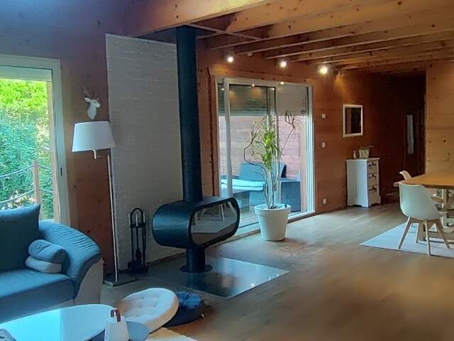 LALINDE SUPERBE ENSEMBLE IMMOBILIER RÉNOVÉ, SITUÉ DANS UN ENVIRONNEMENT AU CALME,  COMPRENANT UNE JOLIE MAISON BOIS DE 204 M² HABITABLES EN PARFAIT ETAT + 2 GITES DONT UN AVEC SPA PRIVÉ + PISCINE CARRELÉE ET CHAUFFÉE, TERRAIN SEMI-CLOS DE 5 593 M² ARBORÉ + UNE SURPRISE !. UNE CABANE PERCHÉE DANS LES ARBRES. — photo du bien
