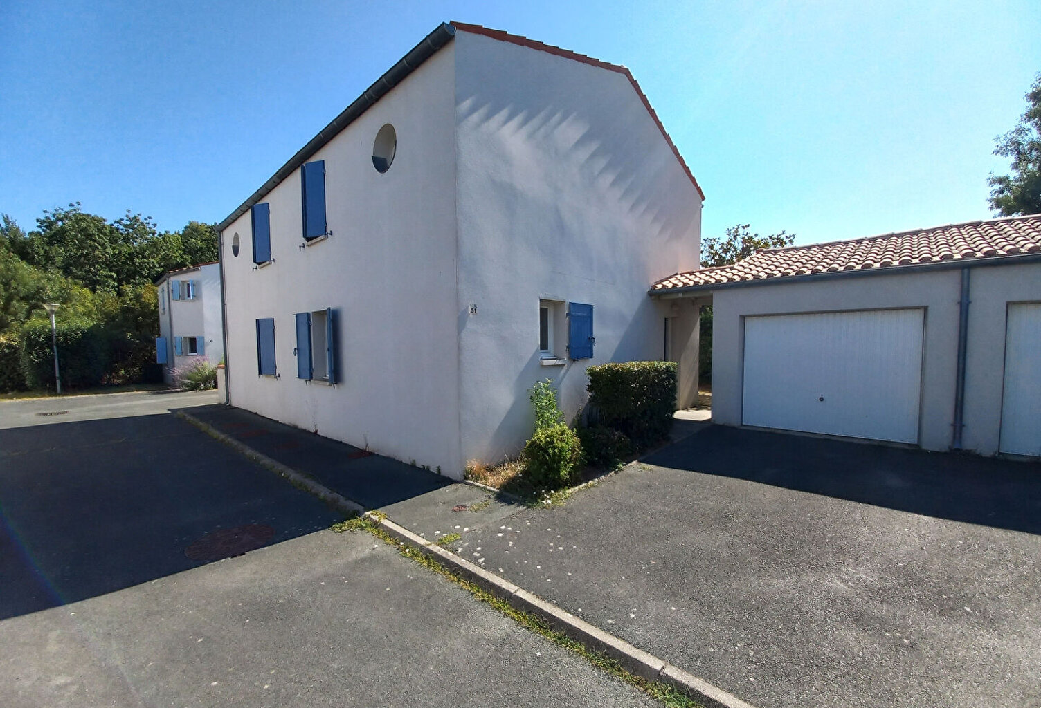 Charmante villa 4 pièces avec garage, terrasse et jardin au coeur d'une résidence avec piscine — photo 1