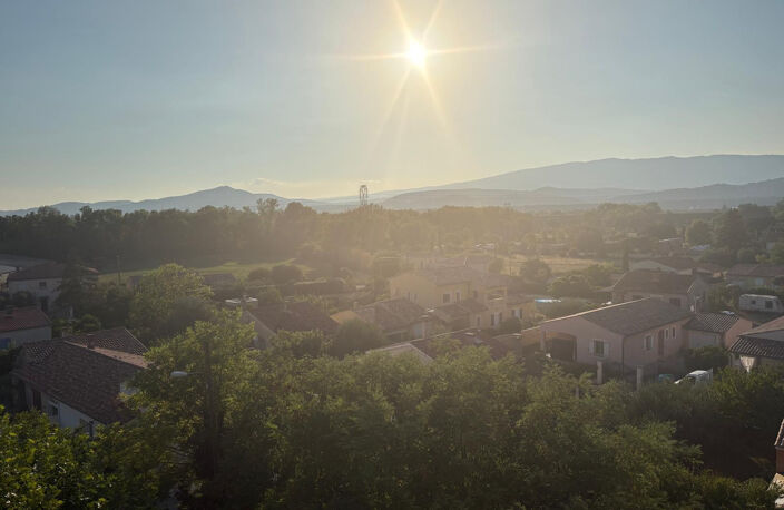 T3 de 61 m2 entièrement rénové   Dernier étage avec vue déga — photo 2