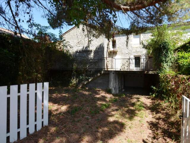 A vendre, Castéra-Verduzan (Gers): Maison de village proche des commodités et d'une école avec 3 chambres, garage, abri voiture, terrasse et jardin — photo du bien