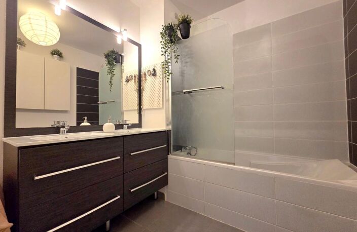 Appartement À Vendre Beau T3 de 65m² - Grande Terrasse - 2 caves - Secteur   Mazargues / La Jarre 13009 Marseille — photo 4