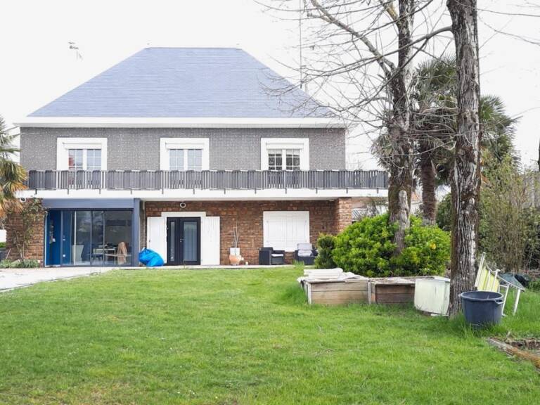 LUCON COEUR DE VILLE AGREABLE MAISON ART DECO 5 CHAMBRES AVEC PISCINE ET ANNEXES SUR 1296M² CLOS — photo 1