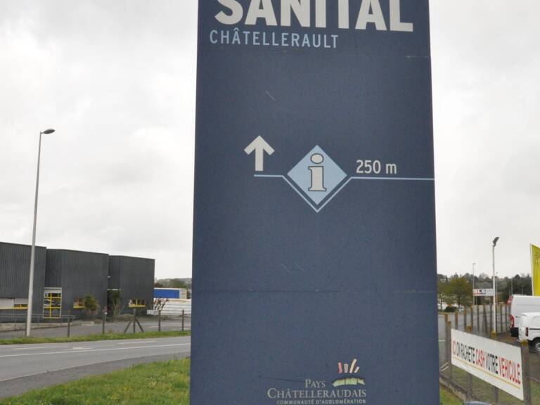 Dpt Vienne (86), à vendre CHATELLERAULT terrain Zone d'Activité Le Sanital — photo 1