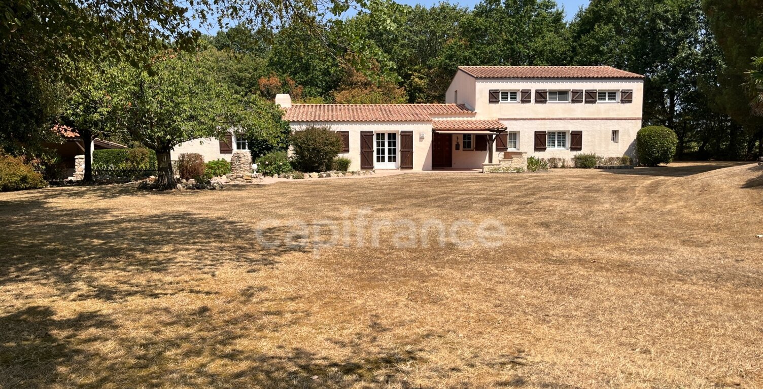 Propriété de caractère – env. 260 m² habitables – Parc paysager de 6 218 m² – Piscine – Dépendances — photo 1