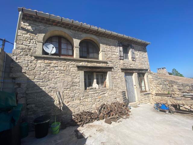 ISSIRAC (30) - L'authenticité du Gard provençal : maison en pierre, garage, dépendances et cour plein sud — photo du bien