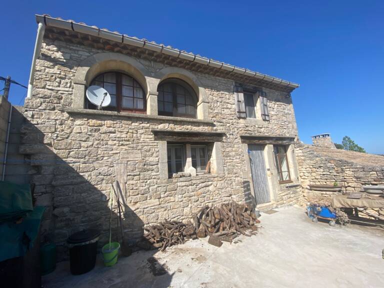 ISSIRAC (30) - L'authenticité du Gard provençal : maison en pierre, garage, dépendances et cour plein sud — photo 1