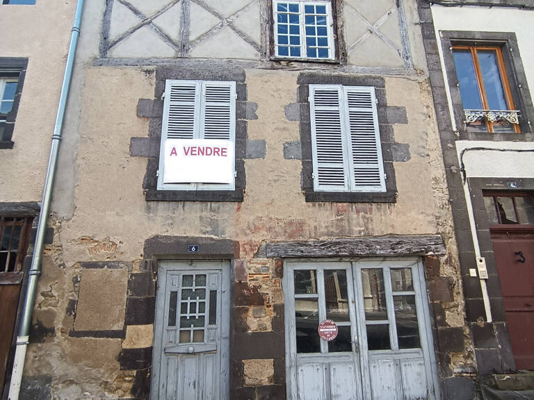 Maison à colombage - 240 m2 à rénover sur 5 niveaux à Maringues-63350 — photo 1