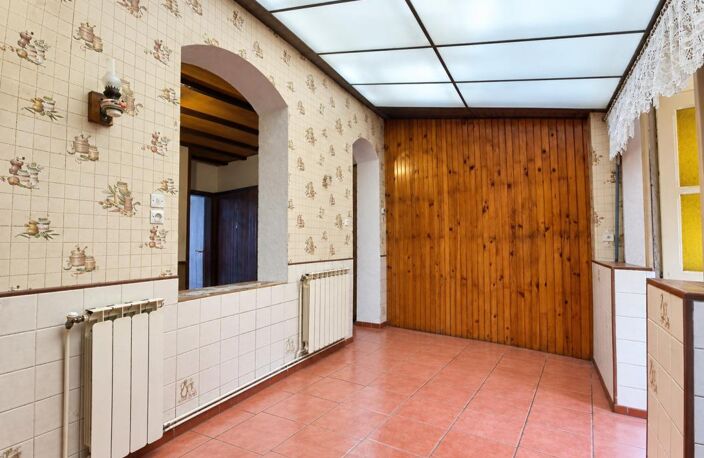 MAISON PROCHE CENTRE VILLE - 2 BELLES CHAMBRES - JARDINS - GARAGE DOUBLE PORTE - COMBLES - A RENOVER — photo 2