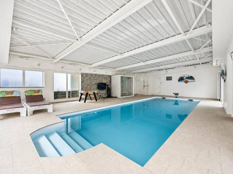 VILLA D’ARCHITECTE - 240 M² - PISCINE INTÉRIEURE - — photo 1