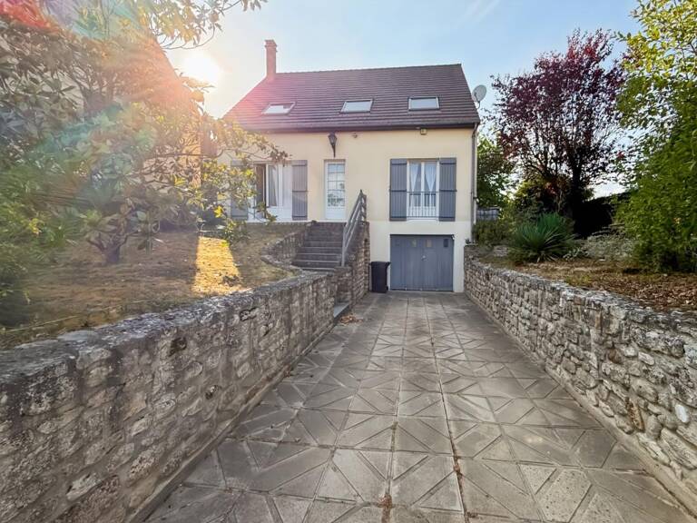 Coup de cœur à Commeny : Grand espace de vie, jardin sans vis-à-vis et sous-sol total ! — photo 1