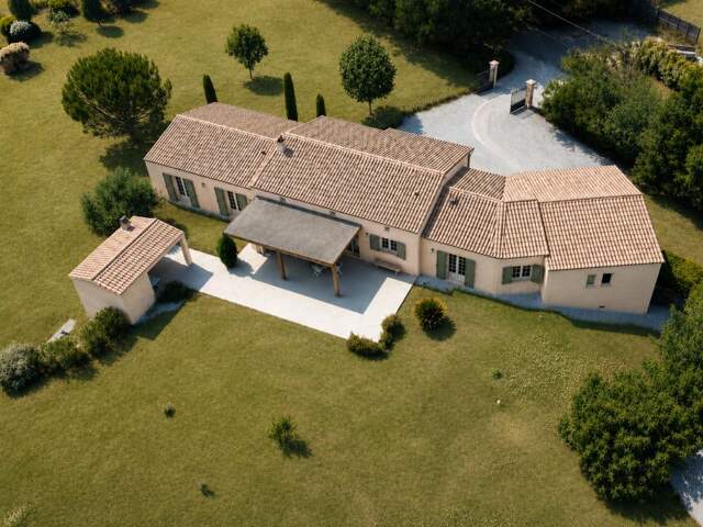 Plazac- Elégante maison, entièrement de plain-pied. Vue à couper le souffle sur la vallée! 4 chambres. Environ 1ha de terrain. autour — photo du bien