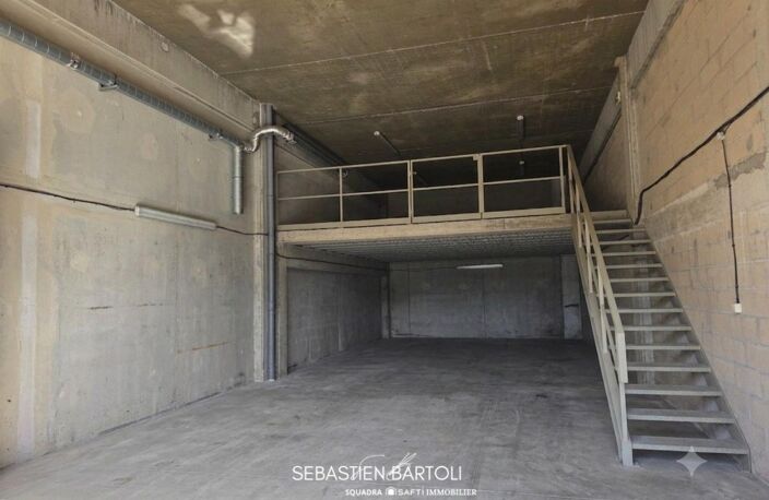 Murs commerciaux garage de 150m2 — photo 2
