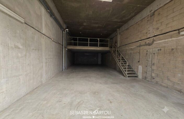Murs commerciaux garage de 150m2 — photo 3