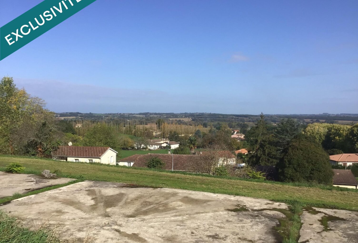 Ensemble de bâtiments de 1400 m2 centre Castillonnès. — photo 1
