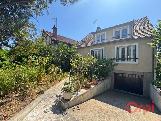 Maison familiale avec jardin, sous-sol total et garage, à deux pas du centre-ville et de la gare — photo du bien